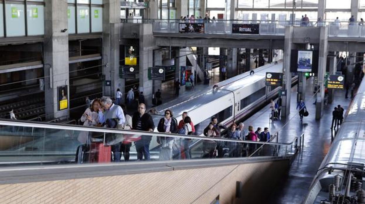 Viajeros en la estación de Córdoba