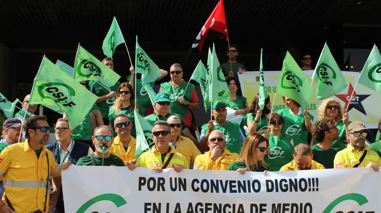 Protesta ante la Delegación de Medio Ambiente de la Junta de Andalucía en Málaga