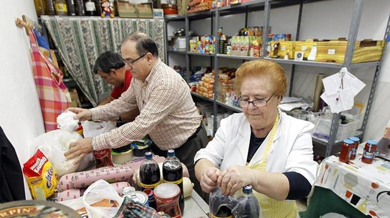 Voluntarios repondiendo alimentos en el comedor de la Fundación Prolibertas