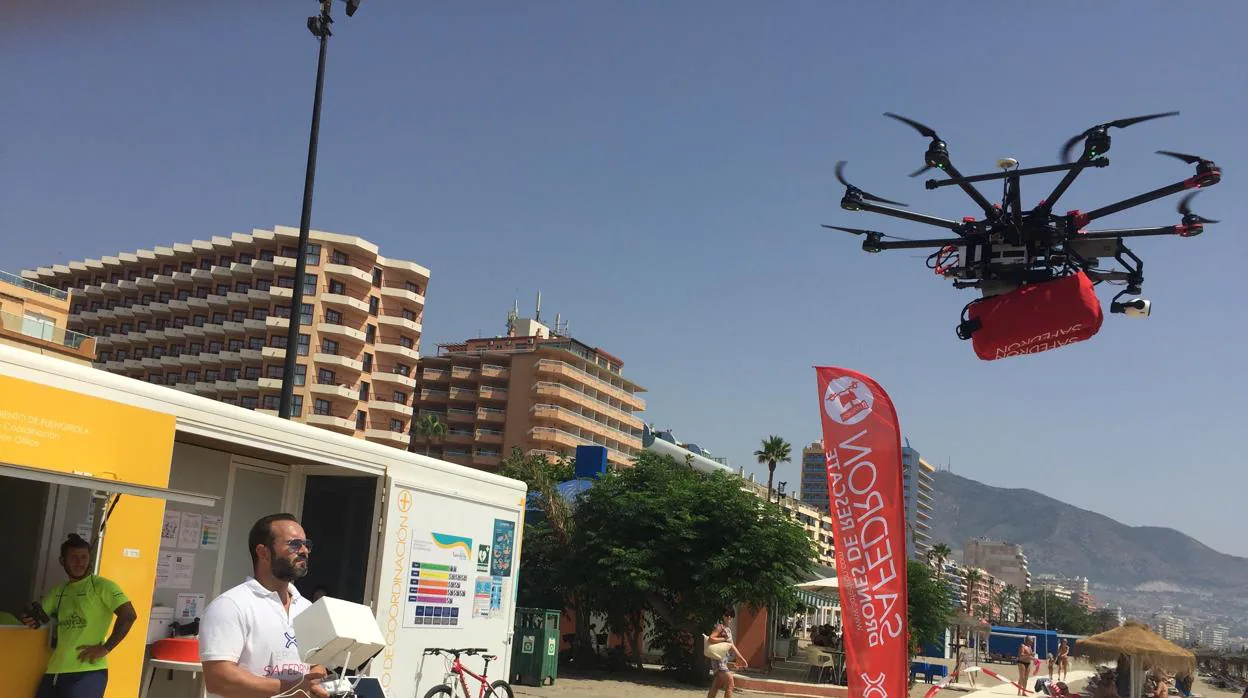 Imagen de socorrista controlando un dron en Fuengirola