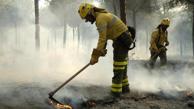 La Junta de Andalucía aviva el fuego al suspender la negociación con los bomberos forestales