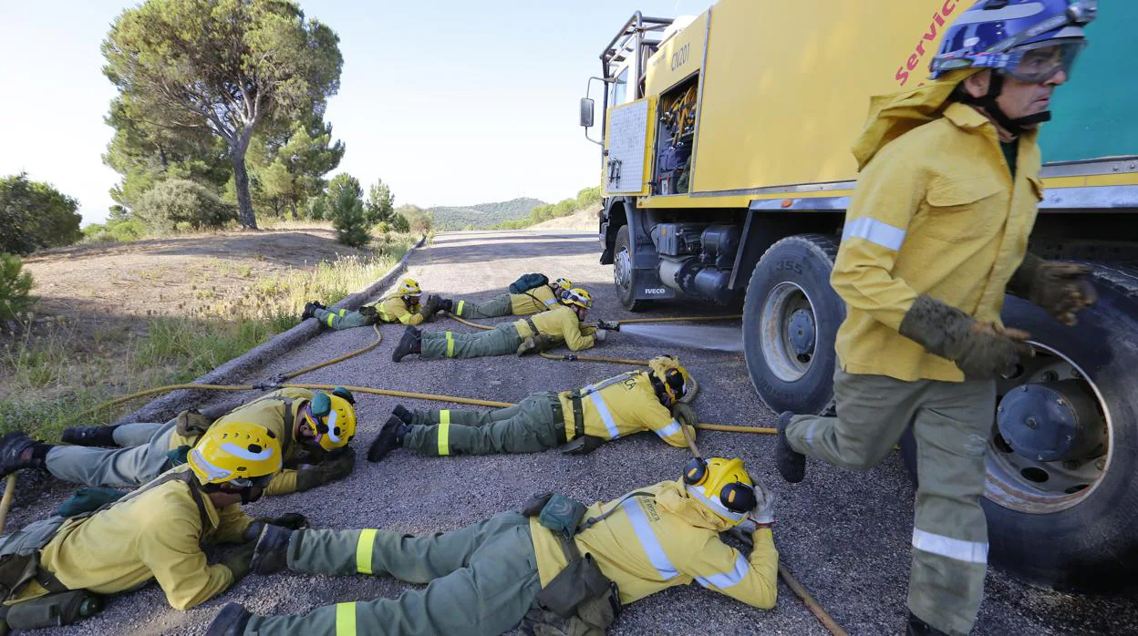 Trabajadoers del Infoca en un simulacro de incendio en Los Villares