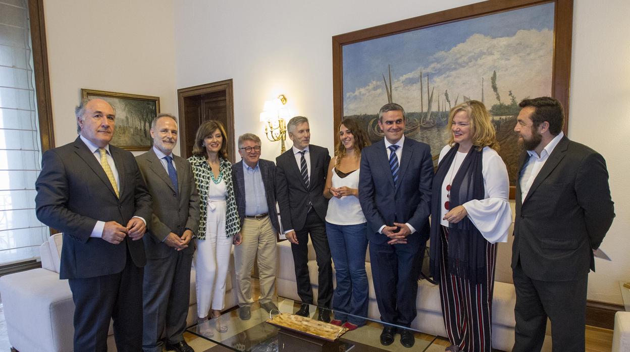 El ministro del Interior y la secretaria de Estado de Seguridad, con diputados y senadores de Cádiz
