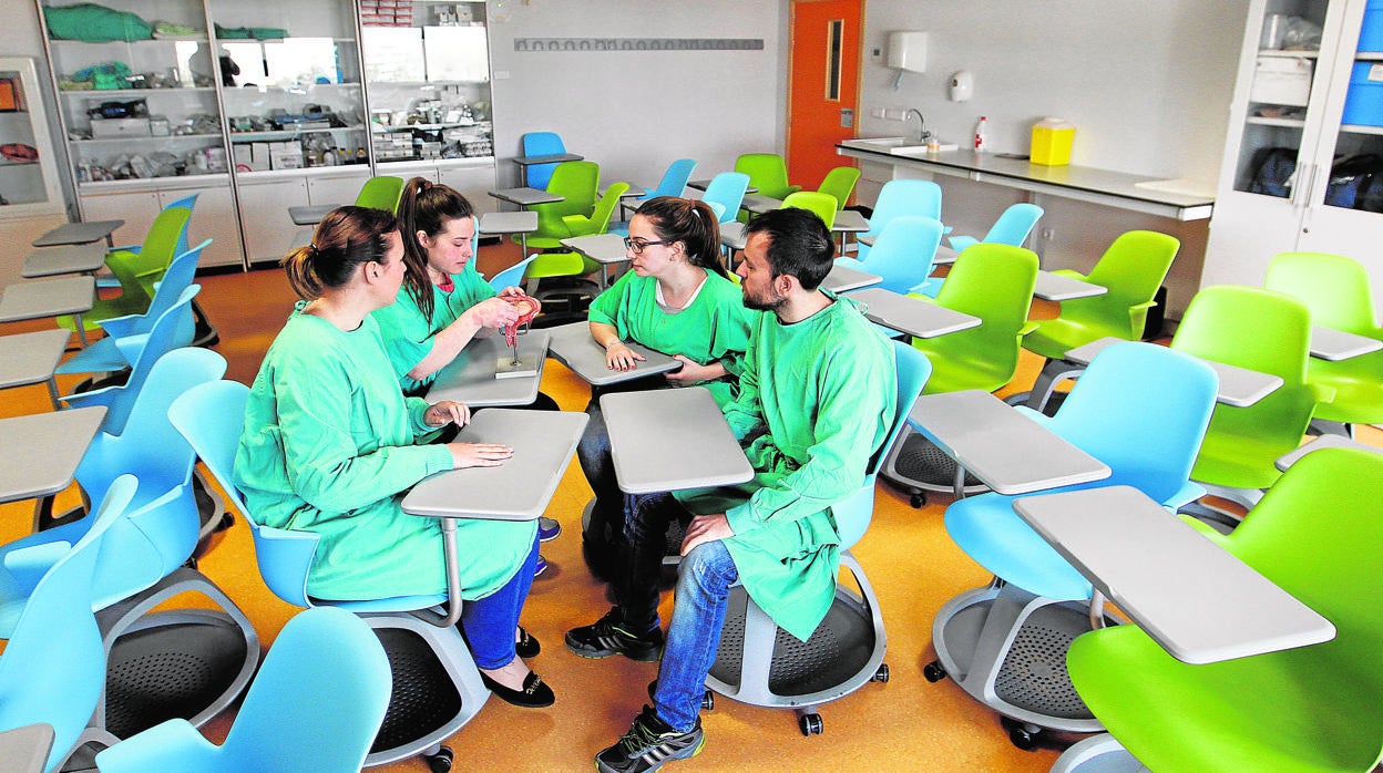 Cuatro alumnos de Medicina, en una de las aulas de la Facultad de la UCO