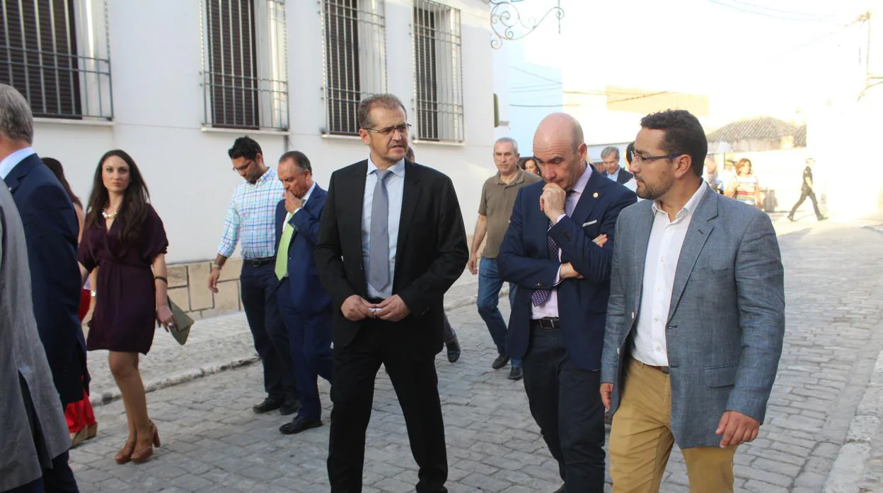 El alcalde de Castro del Río junto a otras autoridades