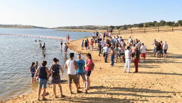 La playa llega hasta la dehesa de Córdoba: La Colada inaugura el bronceado entre encinas