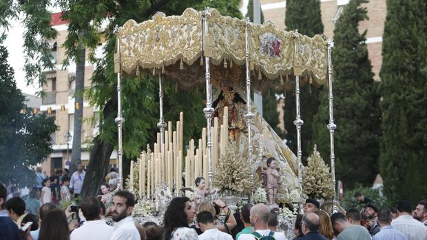 El Carmen de San Cayetano de Córdoba a su paso por la Plaza de los Capuchinos