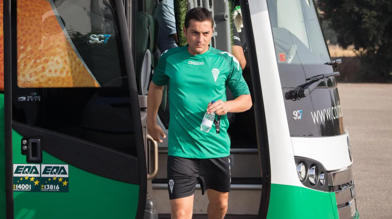 Francisco Rodríguez se baja del autocar para afrontar un entrenamiento con el Córdoba CF