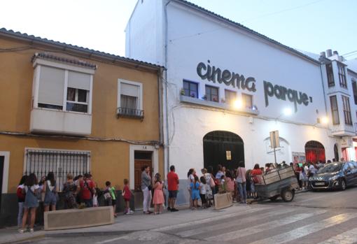 Colas para entrar al Cinema Parque de Baena