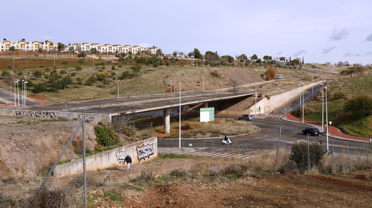 Acceso a Mirabueno desde el polígono de Chinales con la urbanización sin terminar