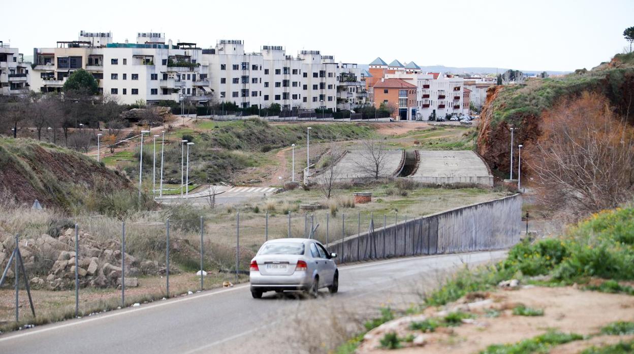 Un vehículo pasa junto a obras inconclusas de la Ronda Norte de Córdoba