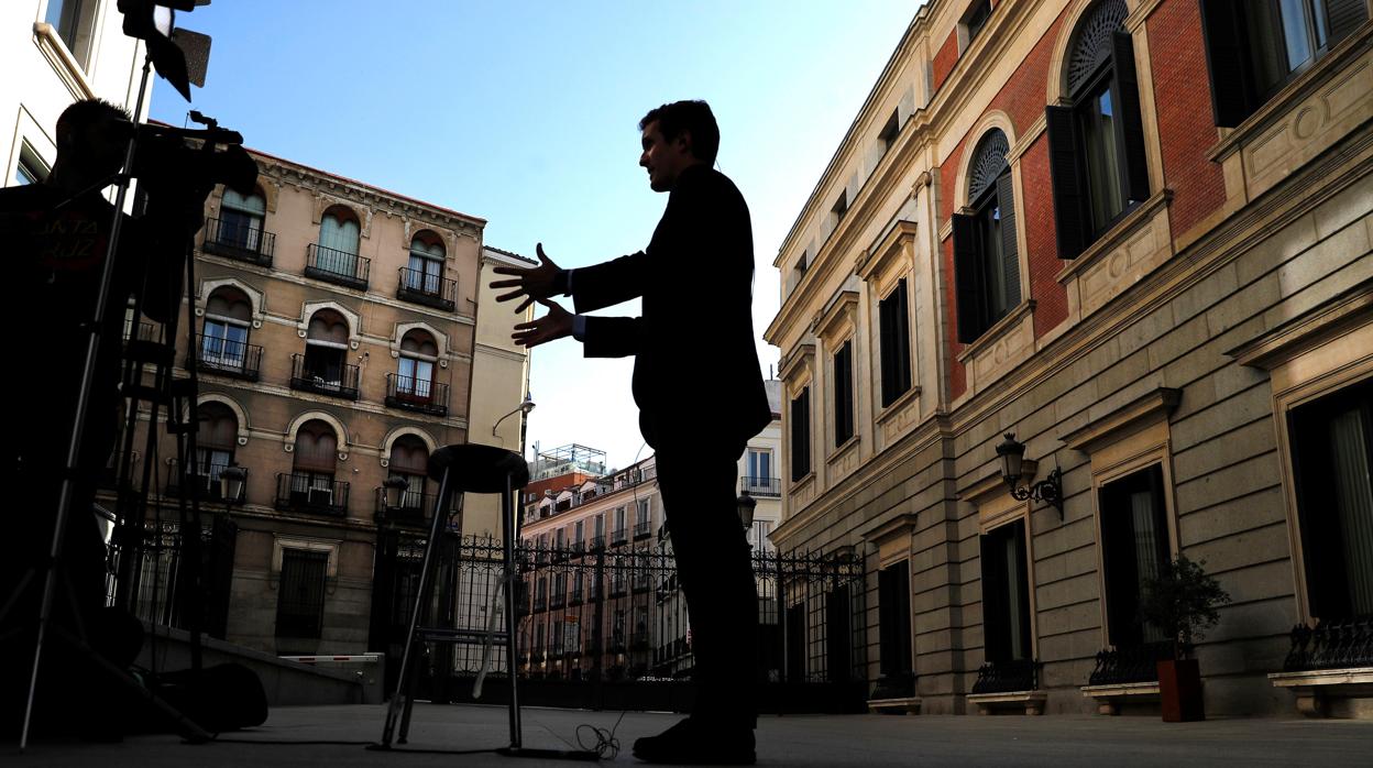 Pablo Casado realiza declaraciones a una televisión en el patio del Congreso, el pasado día 18