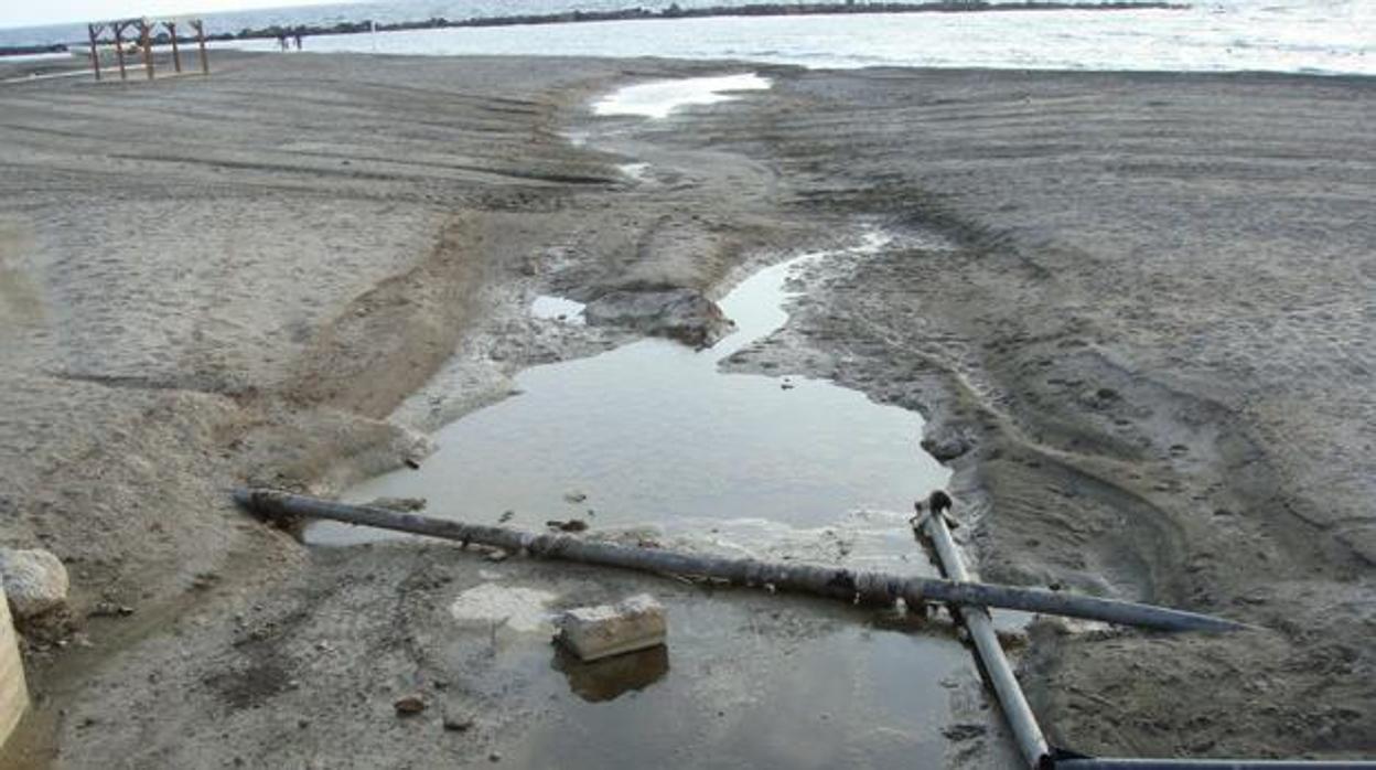 Imagen de archivo de 2008 de un vertido de aguas residuales en una playa de Almería