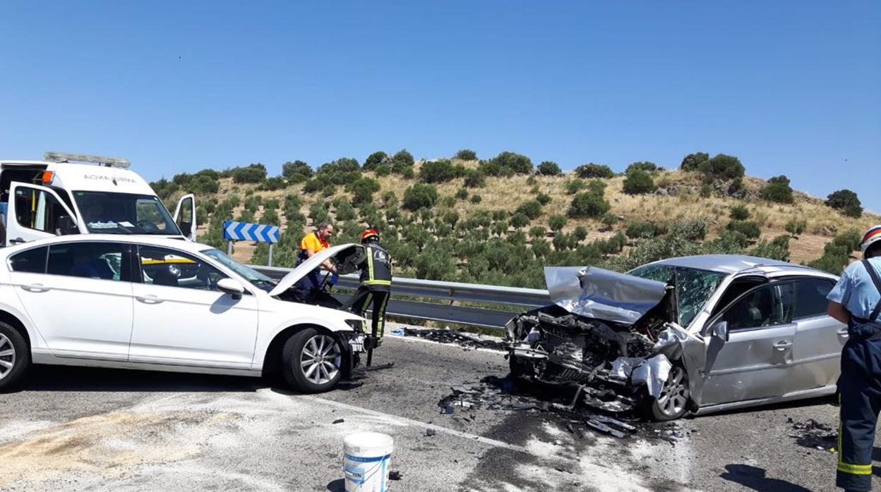 Bomberos en el accidente ocurrido en la N-432 en el término de Luque