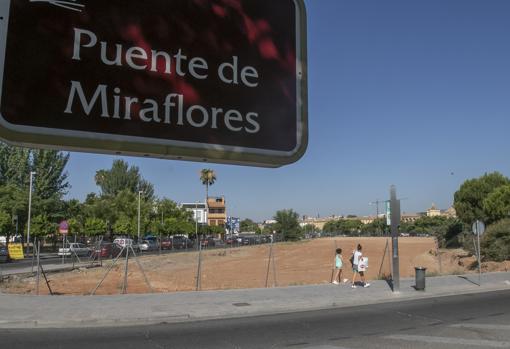 Solar vacío del Palacio del Sur en el Parque de Miraflores de Córdoba