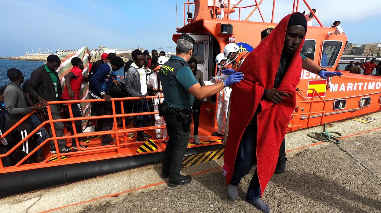 Efectivos de Salvamento Marítimo rescatan inmigrantes en las costas del Estrecho de Gibraltar