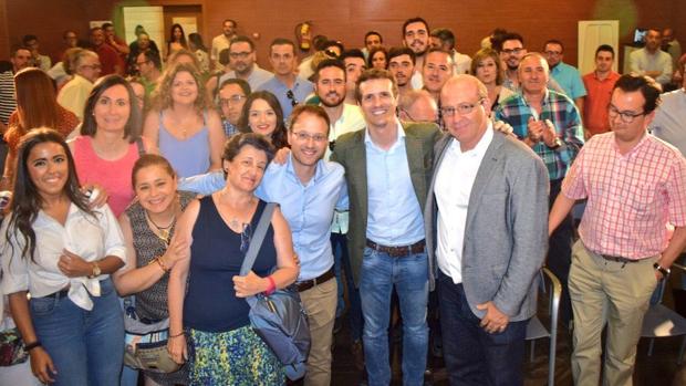 Casado premia al regidor de Jaén con la presidencia del consejo de alcaldes por su apoyo en las primarias