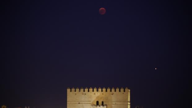 La «luna de fuego» apenas arde en el cielo de Córdoba