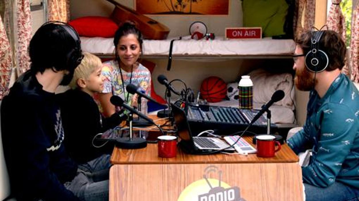 El joven Antonio y su madre durante su participación en el programa de Radio Gaga