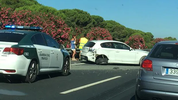 Un accidente múltiple en Hinojos colapsa la A-49 sentido Huelva en plena «Operación Salida»