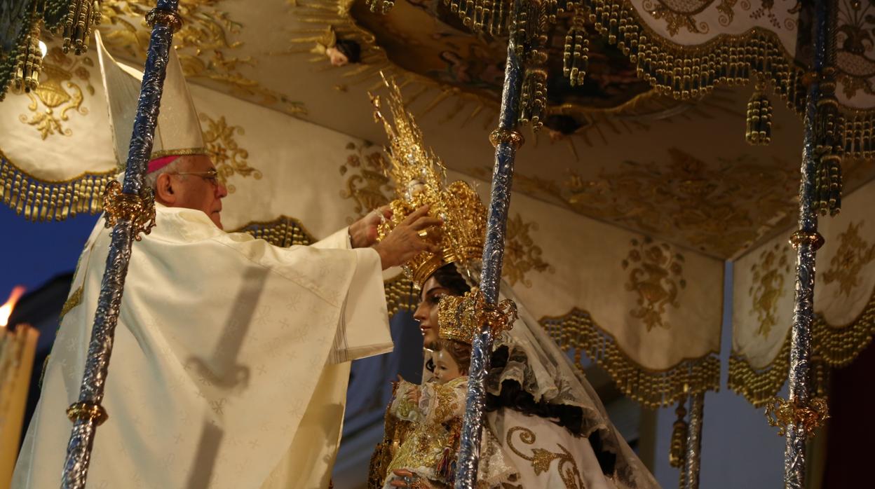 El obispo de Córdoba, Demetrio Fernandez, impone la corona a la Virgen del Carmen de Rute