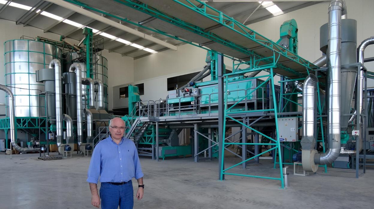 El consejero delegado de Dafisa, Antonio Jiménez, en la planta de procesado de almendras