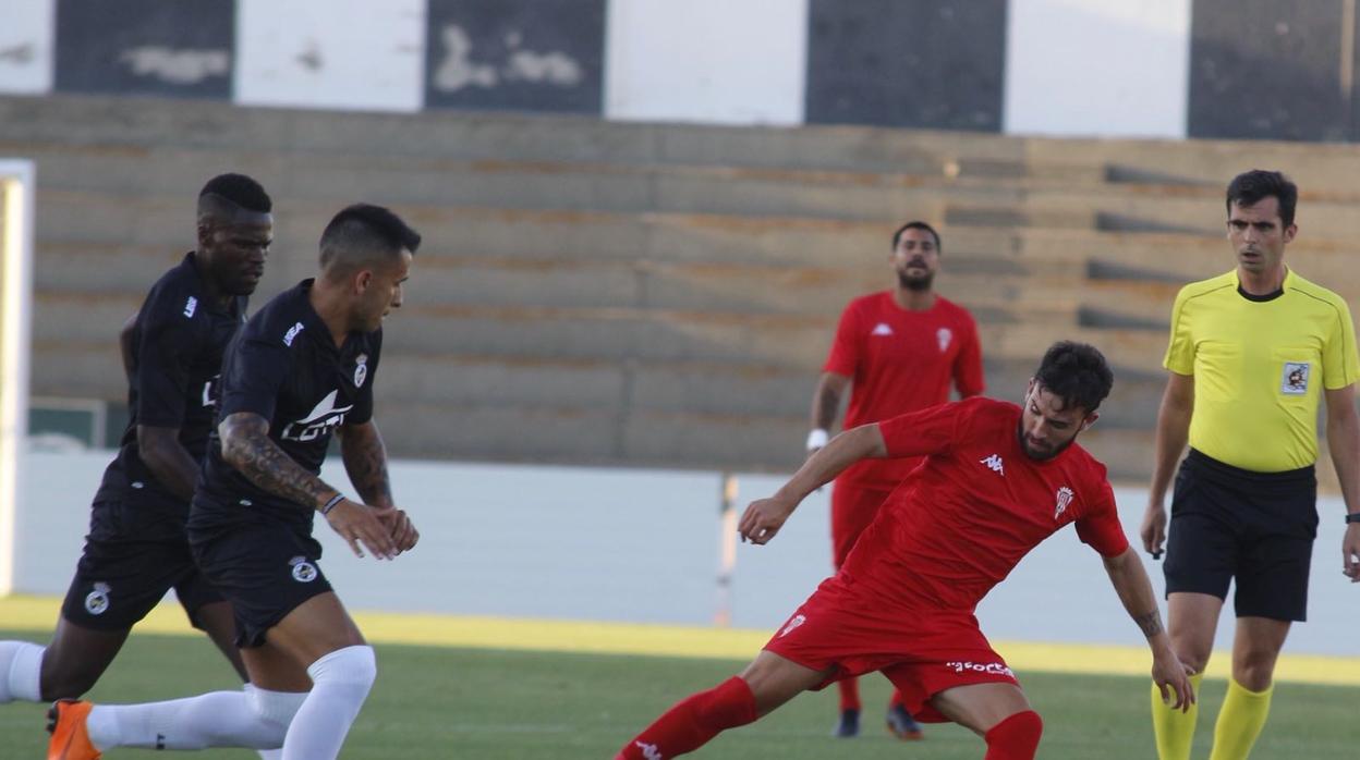 Sebas intenta controlar un balón