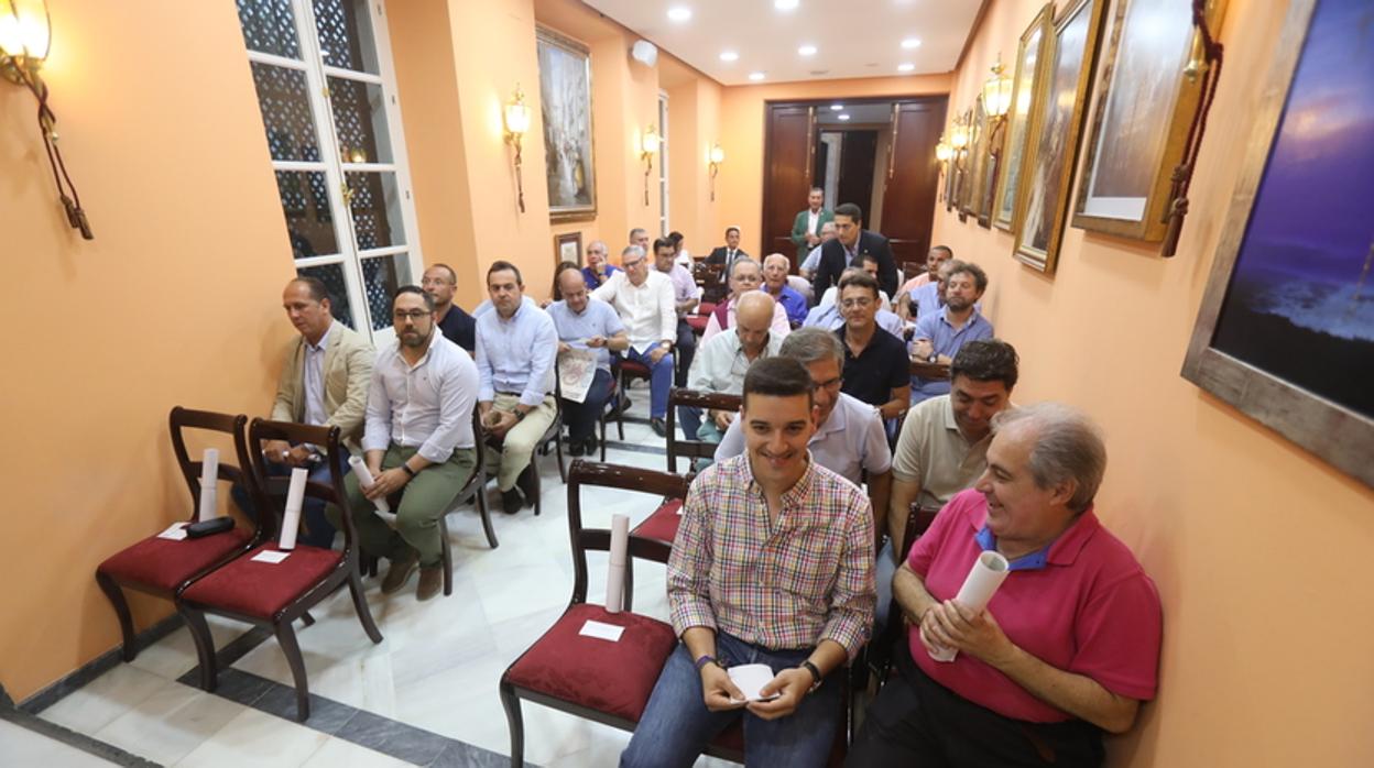 Los hermanos mayores, justo antes del inicio del Pleno