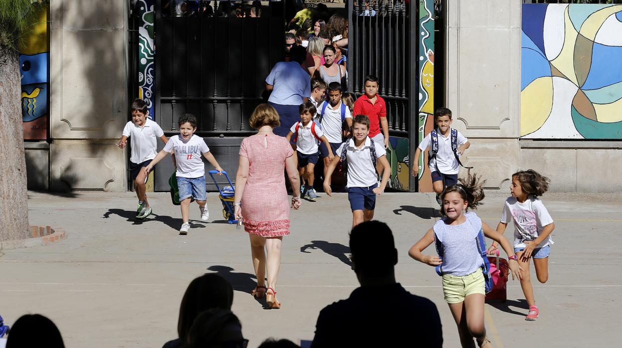 Salida de los alumnos del colegio público Colón