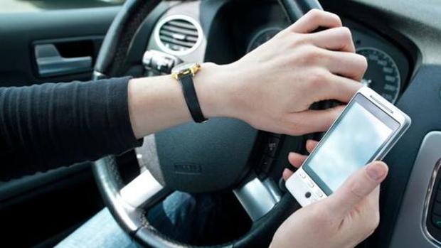 Denunciado por conducir utilizando dos teléfonos móviles al mismo tiempo en Huelva