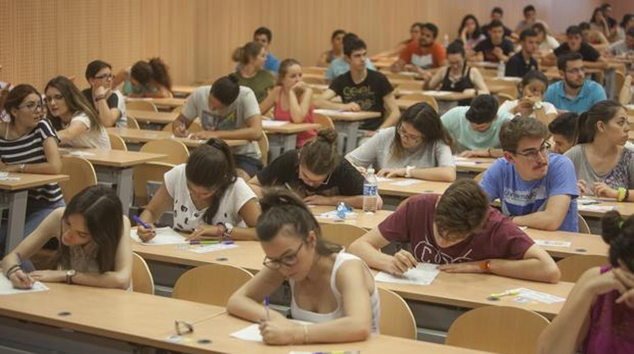 Estudiantes cordobeses durante las pruebas de Selectividad