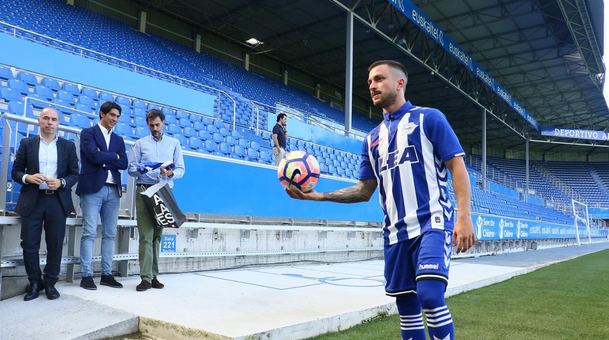 Héctor Hernández durante su presentación con el Alavés