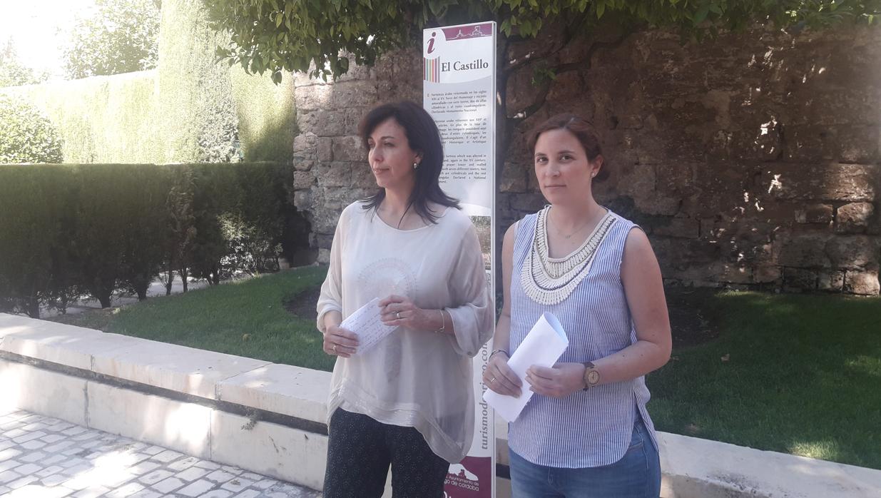 Las populares María Luisa Ceballos y Cristina Casanueva junto al Castillo de Priego