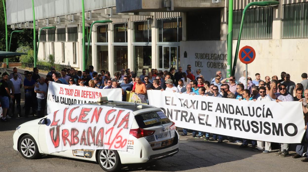 Los taxistas concentrados ante la Subdelegación