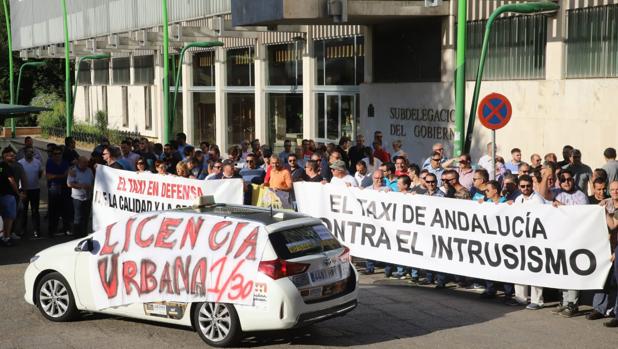 Los taxistas de Córdoba pararán todos los días de 9.30 a 11.30 horas mientras haya huelga