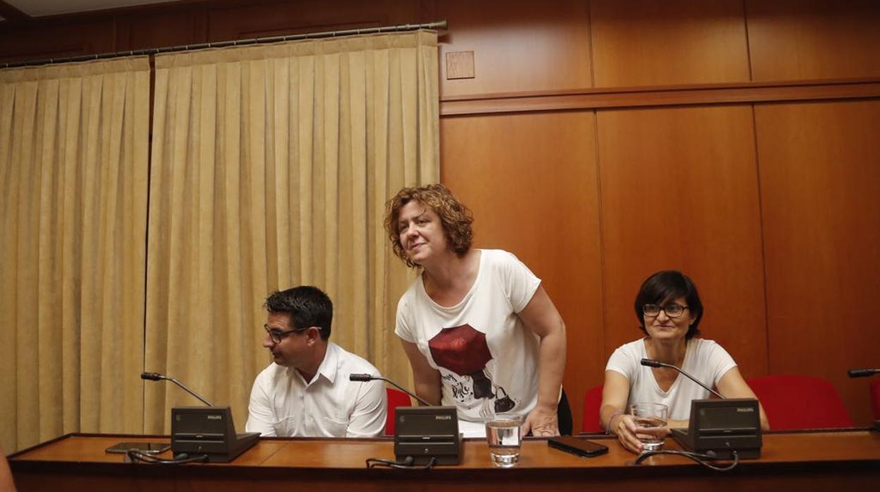 Alba Doblas, de pie, junto a sus compañeros de partido Pedro García y Amparo Pernichi en el Pleno de hoy