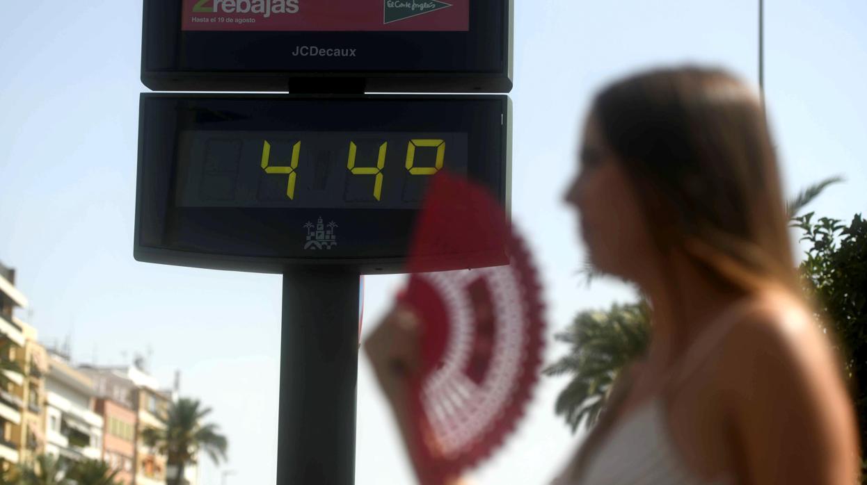 Un termómetro en el centro de la ciudad señala 44 grados