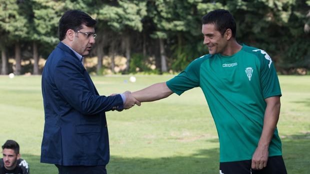 Francisco Rodríguez, entrenador del Córdoba CF, con un pie fuera del equipo