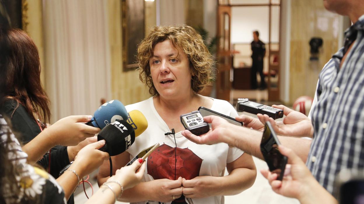 Alba Doblas atiende a los medios momentos antes del Pleno de ayer que aprobó las IFS