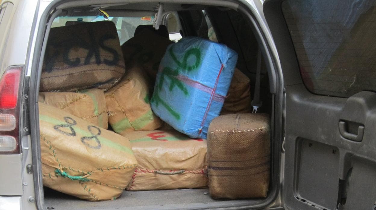 Imagen de los fardos que eran transportados por los narcos en uno de los vehículos intervenidos