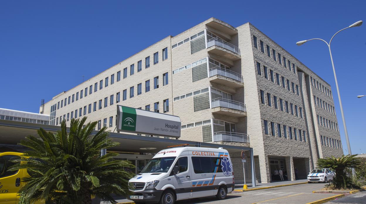 Entrada principal del Hospital Juan Ramón Jiménez de Huelva