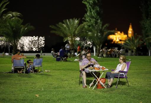 Familias al fresco en El Arenal anoche