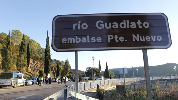 Los bomberos rescatan en Córdoba a cinco campistas aislados por un desembalse de Puente Nuevo