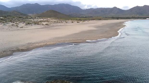 Encuentran el cadáver de un hombre flotando en una playa de Almería