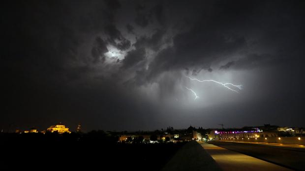 Una tormenta eléctrica cae en Córdoba en plena ola de calor