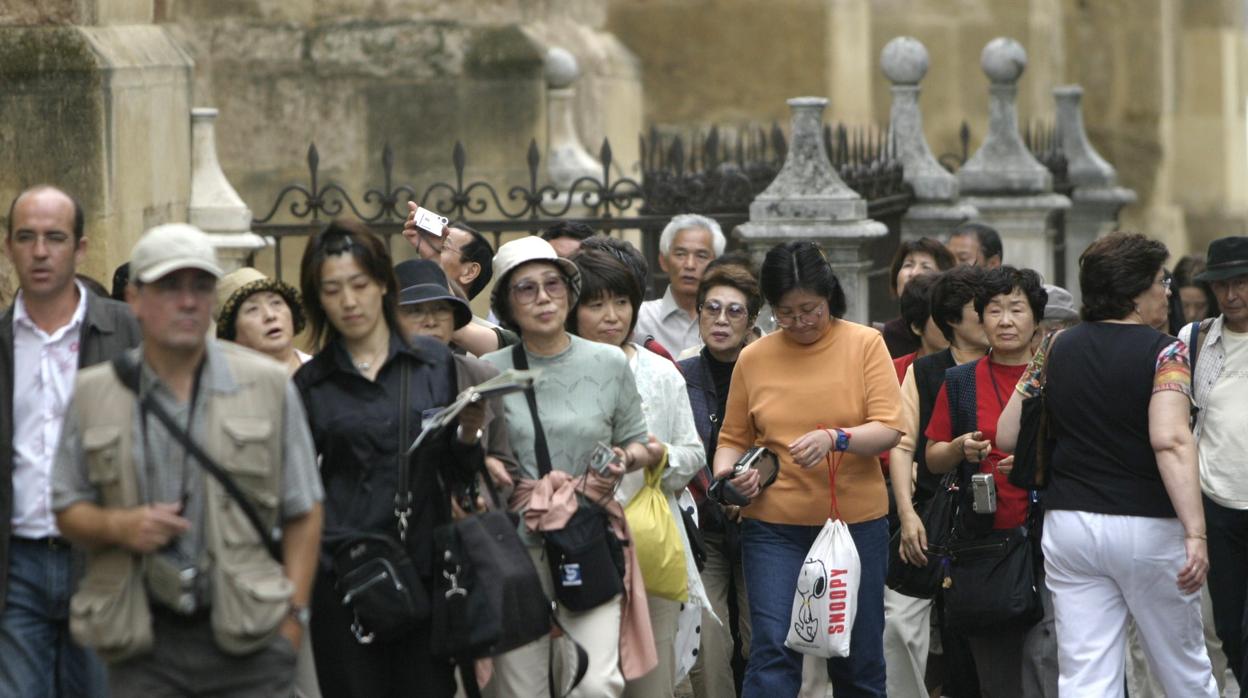 Un nutrido grupo de turistas orientales en las inmediaciones de la Mezquita-Catedral