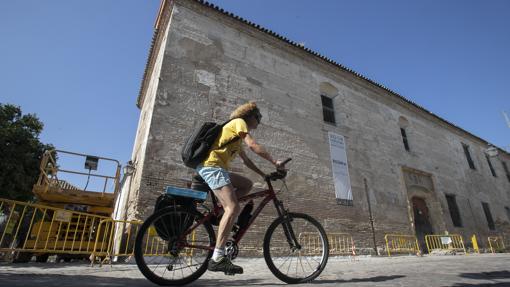 Un ciclista pasa por delante del Convento de Regina