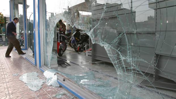 Roba herramientas a unos albañiles para romper luego un escaparate y robar dos jamones