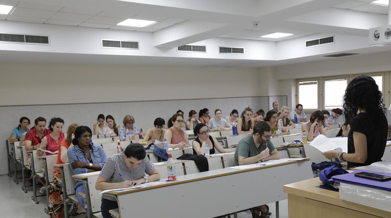 Aspirantes enfrentándose a las pasadas oposiciones de Secundaria en el campus universitario de Rabanales