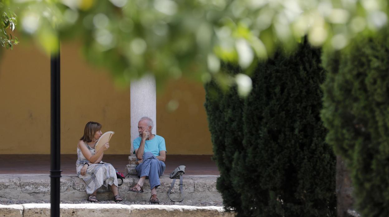 Dos personas descansan a la sombra ante las altas temperaturas